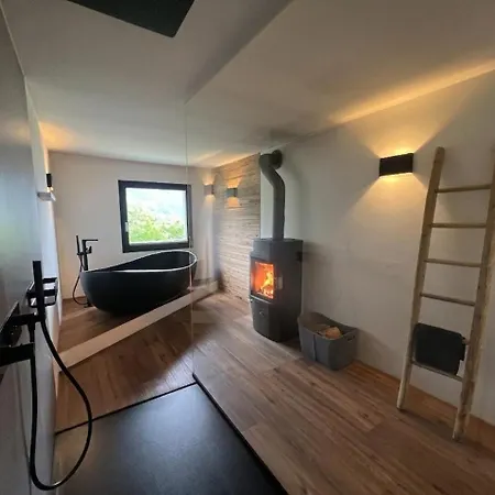 Feriehus The View, Alleinstehendes 4½ Zi Berghaus Oberhalb Poschiavo
